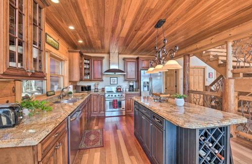 Waynesville Casa | Panoramic Mtn Views Luxe Smoky Mountain Cabin!