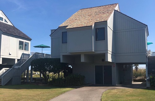 Bald Head Island Villa | NUEVO en VRBO: vistas panorámicas al mar, interior fresco, a pasos de la playa