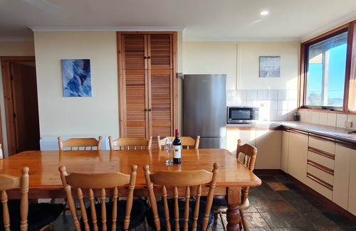 Middleton Casa | Panoramic Ocean Views | 250m to Beach | Cosy Coastal Retreat with Deck, Wi-Fi, Games, & Creda Heater