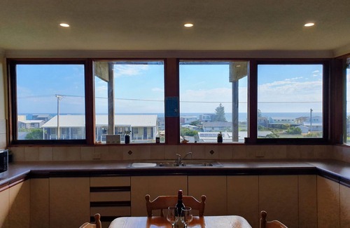 Middleton Casa | Panoramic Ocean Views | 250m to Beach | Cosy Coastal Retreat with Deck, Wi-Fi, Games, & Creda Heater