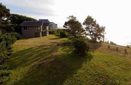 Waldport Casa | Panoramic Promontory: Bay View Beach House