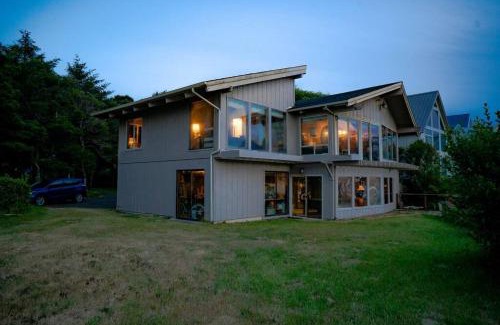 Waldport Casa | Panoramic Promontory: Bay View Beach House
