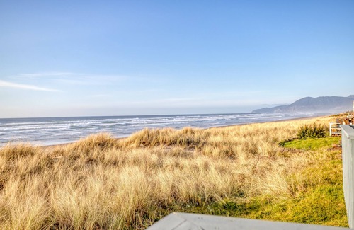 Rockaway Beach Condominio | Panoramic Rockaway Beach Views From This Beautifully Appointed Oceanfront Condo!