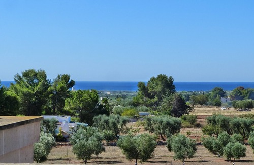Manduria Casa | Vista panorámica al mar, ubicación tranquila, amplio jardín, niños y perros bienvenidos.