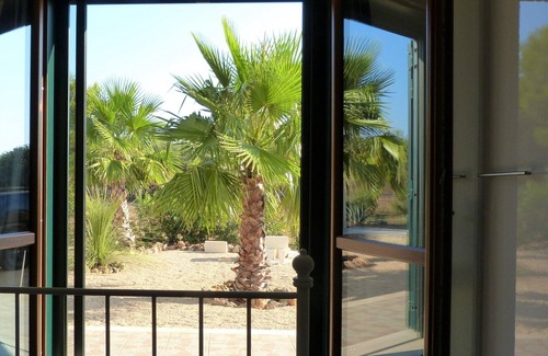 Manduria Casa | Vista panorámica al mar, ubicación tranquila, amplio jardín, niños y perros bienvenidos.