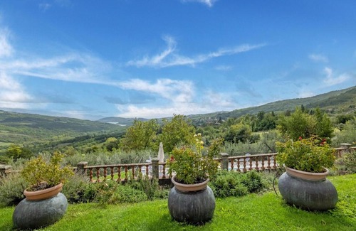 Caprese Michelangelo Casa | Panoramic stone apartment with swimming pool