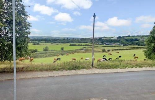 Heywood Casa | Panoramic Sunset Views - Free Parking & Sleeps 5