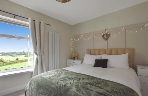 Heywood Casa | Panoramic Sunset Views - Free Parking & Sleeps 5