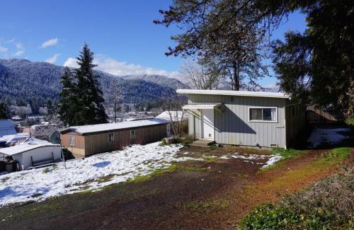 Oakridge Casa | Panoramic View 2br on Hill in Uptown Oakridge