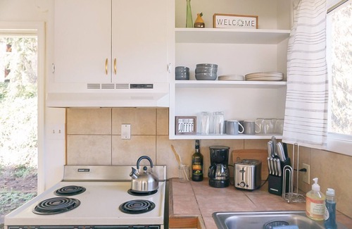 Oakridge Casa | Panoramic View 2br on Hill in Uptown Oakridge