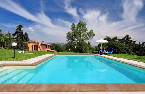 Pievebovigliana Casa | Villa con piscina y vistas panorámicas