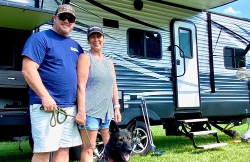 Ferguson Alquiler De RV | Panoramic views of Blue Ridge Mountains, large RV elec & water sites pondside