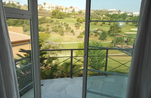 Nueva Milla de Oro Villa | Vistas panorámicas. Ubicado en terrenos de 3/4 acre pero a solo 10 minutos de Puerto Banus.