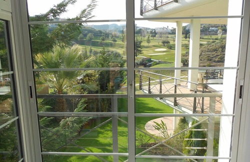 Nueva Milla de Oro Villa | Vistas panorámicas. Ubicado en terrenos de 3/4 acre pero a solo 10 minutos de Puerto Banus.