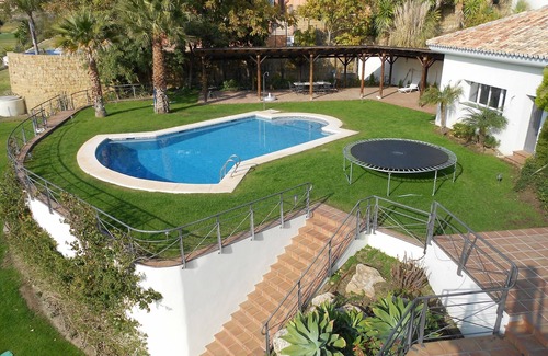 Nueva Milla de Oro Villa | Vistas panorámicas. Ubicado en terrenos de 3/4 acre pero a solo 10 minutos de Puerto Banus.