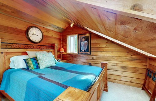 Oak Harbor Casa | Panoramic waterview home with sauna, high end furnishings and fireplace