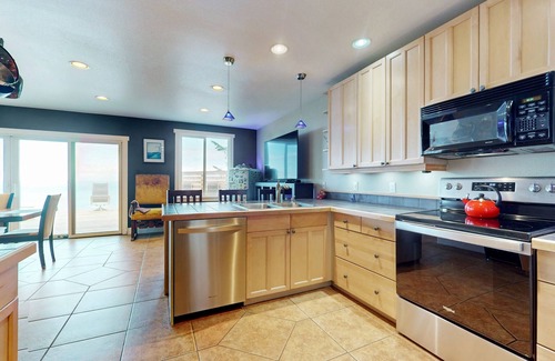 Oak Harbor Casa | Panoramic waterview home with sauna, high end furnishings and fireplace
