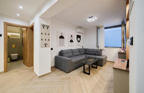 Platia Viktorias Apartamento | Panos City Apartment - Private parking for motorcycles
