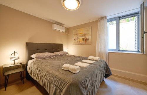 Platia Viktorias Apartamento | Panos City Apartment - Private parking for motorcycles
