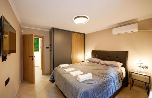 Platia Viktorias Apartamento | Panos City Apartment - Private parking for motorcycles
