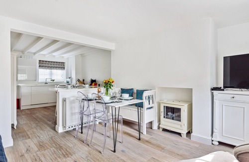 Burnham Market Cabaña | Pantiles - sleeps 4 guests in 2 bedrooms