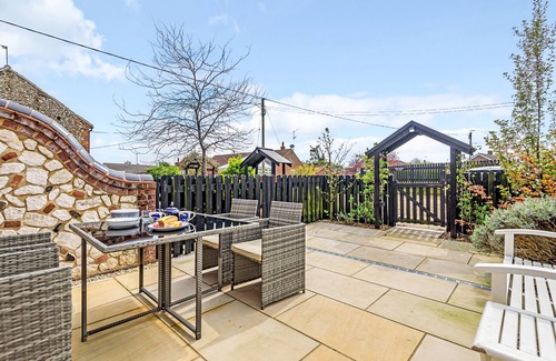 Burnham Market Cabaña | Pantiles - sleeps 4 guests in 2 bedrooms