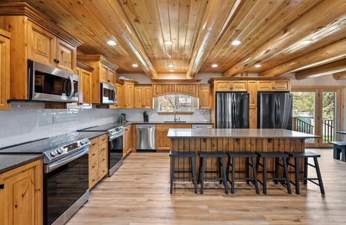 Garden City Cabina | Papa Bear Lodge (Sleeps 52) by Bear Lake Luxury Rentals