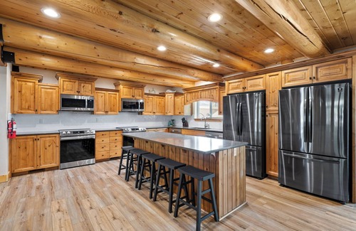 Garden City Cabina | Papa Bear Lodge (Sleeps 52) by Bear Lake Luxury Rentals