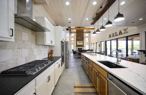 Broken Bow Cabina | Papa Casa- 7bd with Pool and 2 Hot tubs