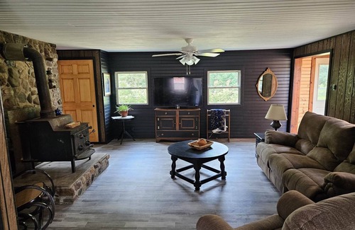 Neillsville Cabaña | Papa Opelt's Rustic Cozy Cottage