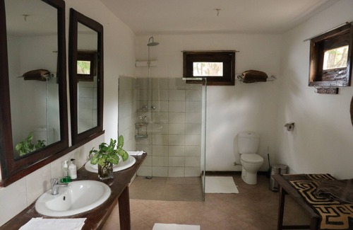 Kitongo Cabina | Papa's Cafe and Bungalows