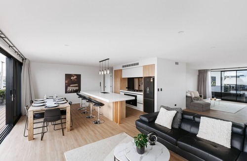 Papamoa Beach Casa | Papamoa Beach Coastal Oasis. Heated Pool, Sauna, Spa & Games room. Up to 20 Ppl