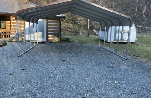 Bryson City Casa | Papaws Creekside Cabin is Handicap accessible. Starlink Internet
