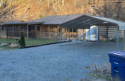 Bryson City Casa | Papaws Creekside Cabin is Handicap accessible. Starlink Internet