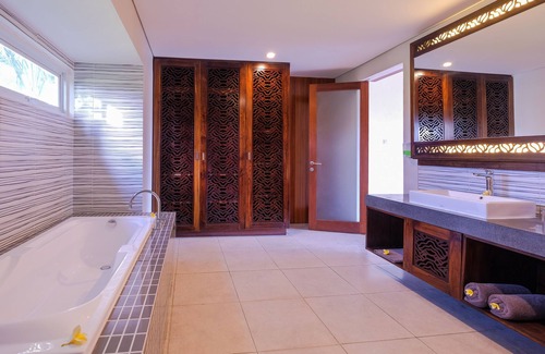 Batu Bolong Hotel | Papillon Echo Beach