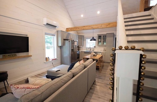 Fair Play Cabina | Pap’s Place-Pet friendly Lakefront cabin w/dock on secluded Lake Hartwell cove