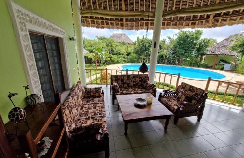Galu Casa | Paradiesische Villa Maisha Mazuri mit Pool. Terrasse und Personal
