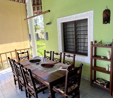 Galu Casa | Paradiesische Villa Maisha Mazuri mit Pool. Terrasse und Personal
