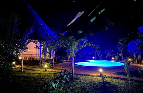 Galu Casa | Paradiesische Villa Maisha Mazuri mit Pool. Terrasse und Personal