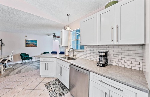 Port Saint Lucie Casa | Paradise! 3 Bedroom home with private pool, outdoor living space, and lanai