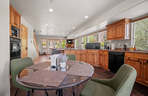 Eden Condominio | Paradise Adventures MH1110A|Pool |Hot Tub |100" TV