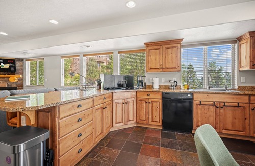 Eden Condominio | Paradise Adventures MH1110A|Pool |Hot Tub |100" TV