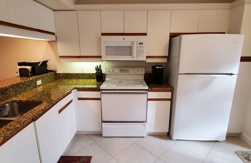 Naples Condominio | Paradise Awaits at Falling Waters 2BR/2 Bath Condo