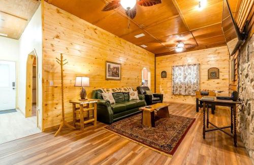 Helen Casa | Paradise Cabin with Foosball Table and BBQ in Cleveland, Georgia