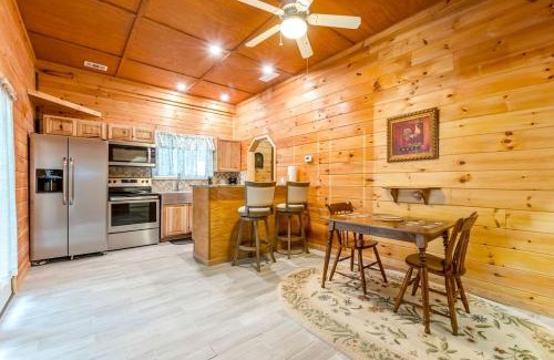 Helen Casa | Paradise Cabin with Foosball Table and BBQ in Cleveland, Georgia