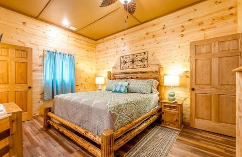Helen Casa | Paradise Cabin with Foosball Table and BBQ in Cleveland, Georgia