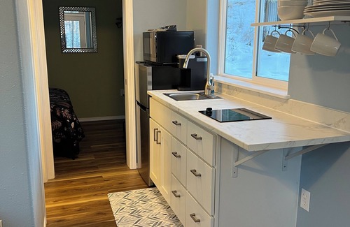 Meadow Lakes Cabaña | Paradise Cottage - Charming 1 bedroom lake view cottage minutes from Wasilla.