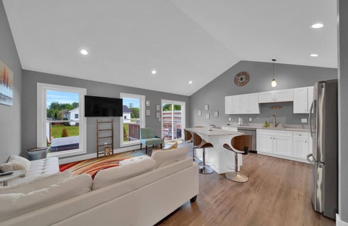 Port Sanilac Casa | Paradise Cove: Sleeps 6 w/Hot Tub, Walk to Beach & Downtown