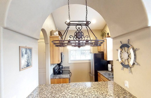 Indian Point Cabina | Paradise Cove Walk-in Log Cabin by Silver Dollar City & Table Rock Lake!