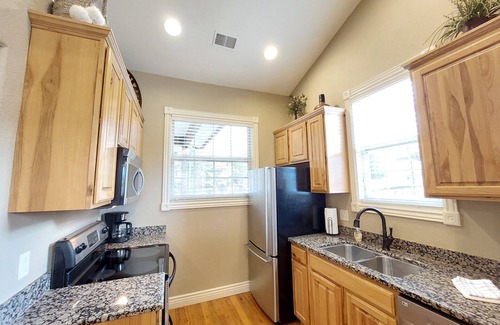 Indian Point Cabina | Paradise Cove Walk-in Log Cabin by Silver Dollar City & Table Rock Lake!